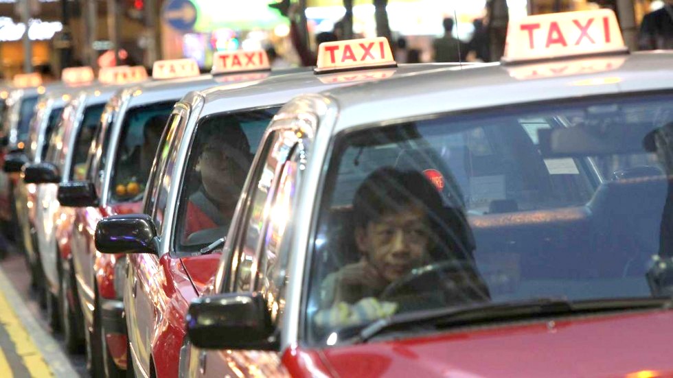 airport taxis take travelers from Hong Kong Airport to Shenzhen border